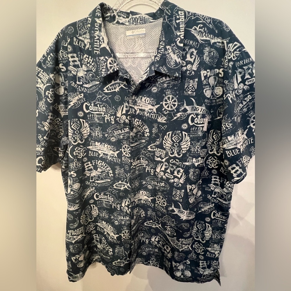 COLUMBIA FISHING SHORT SLEEVE SHIRT 
SIZE XL. GORGEOUS SHADE OF BLUE W/WHITE